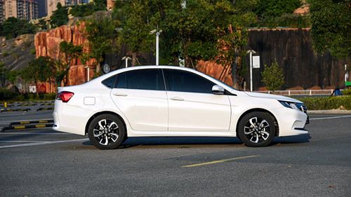 全系獨(dú)懸四輪碟剎，東南A5翼舞產(chǎn)品力解析，舞動(dòng)同級(jí)新標(biāo)桿？